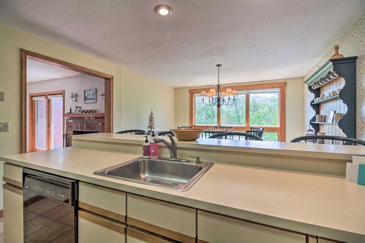 Timber Creek Townhome With 2 Decks And Mtn Views! West Dover Εξωτερικό φωτογραφία